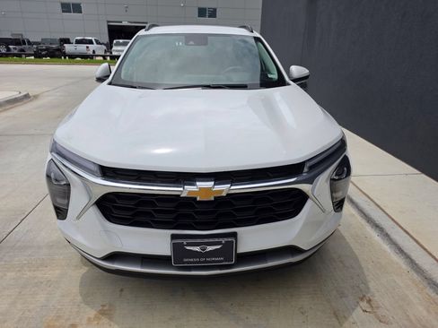 Used 2025 Chevrolet Trax LT w/ LT Convenience Package FWD image 2