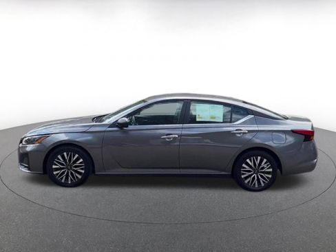 Used 2025 Nissan Altima 2.5 SV FWD image 9