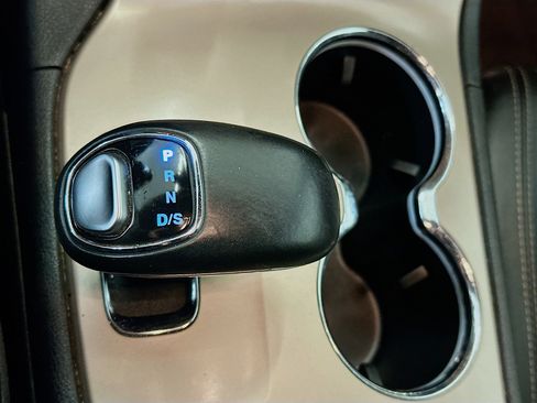 Used 2015 Jeep Grand Cherokee Limited w/ Luxury Group II image 25