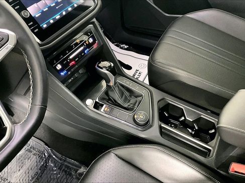 Used 2022 Volkswagen Tiguan SE image 17