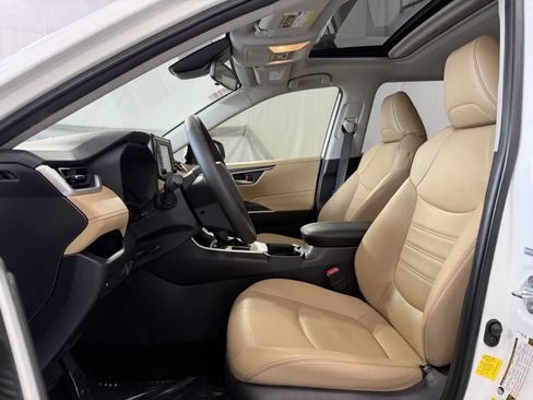 Used 2019 Toyota RAV4 XLE Premium FWD image 10