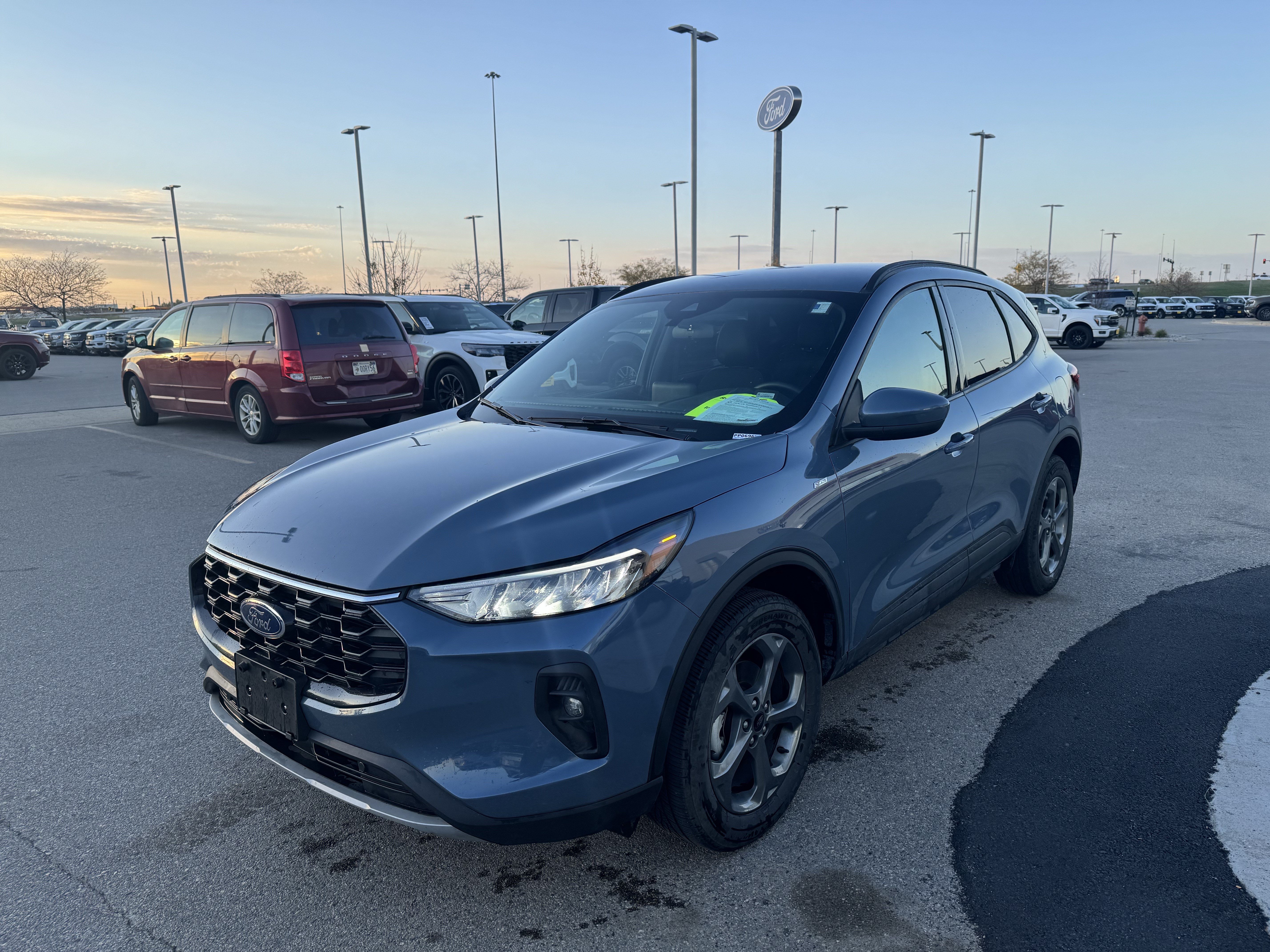 Used 2025 Ford Escape ST-Line Select AWD/4WD image 3