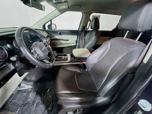 Used 2022 Kia Carnival LX image 19