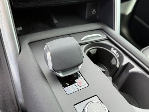 New 2025 Land Rover Discovery S image 21