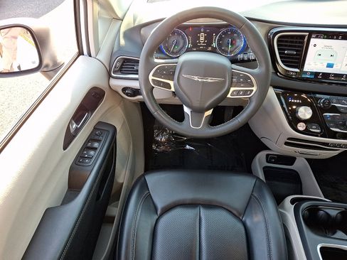 Used 2023 Chrysler Pacifica Touring-L FWD image 11