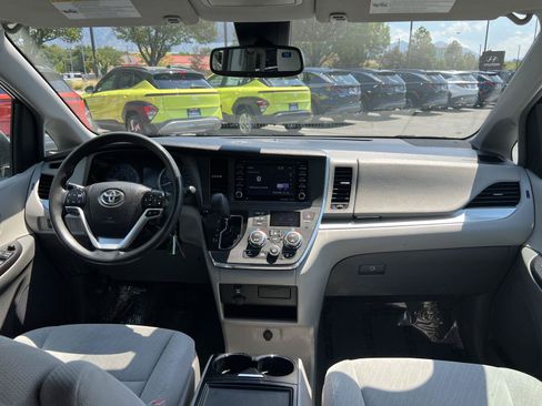 Used 2018 Toyota Sienna LE w/ Carpet Mat Package FWD image 23