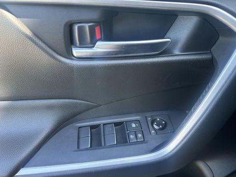 Used 2020 Toyota RAV4 XLE Premium FWD image 10