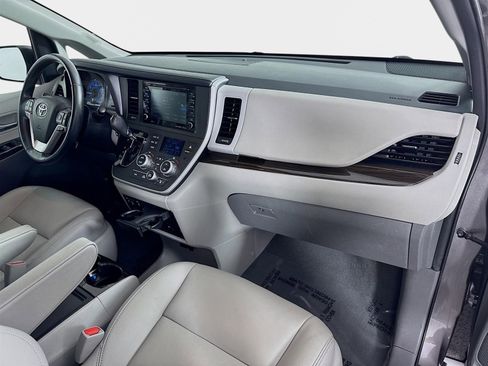 Used 2020 Toyota Sienna XLE image 32