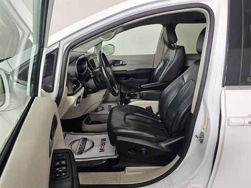 Used 2020 Chrysler Pacifica Touring-L image 29