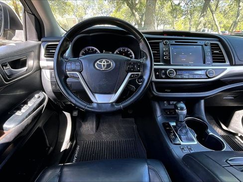 Used 2017 Toyota Highlander XLE image 8