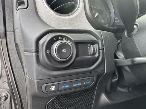 Used 2025 Jeep Wrangler Unlimited Sahara AWD/4WD image 33