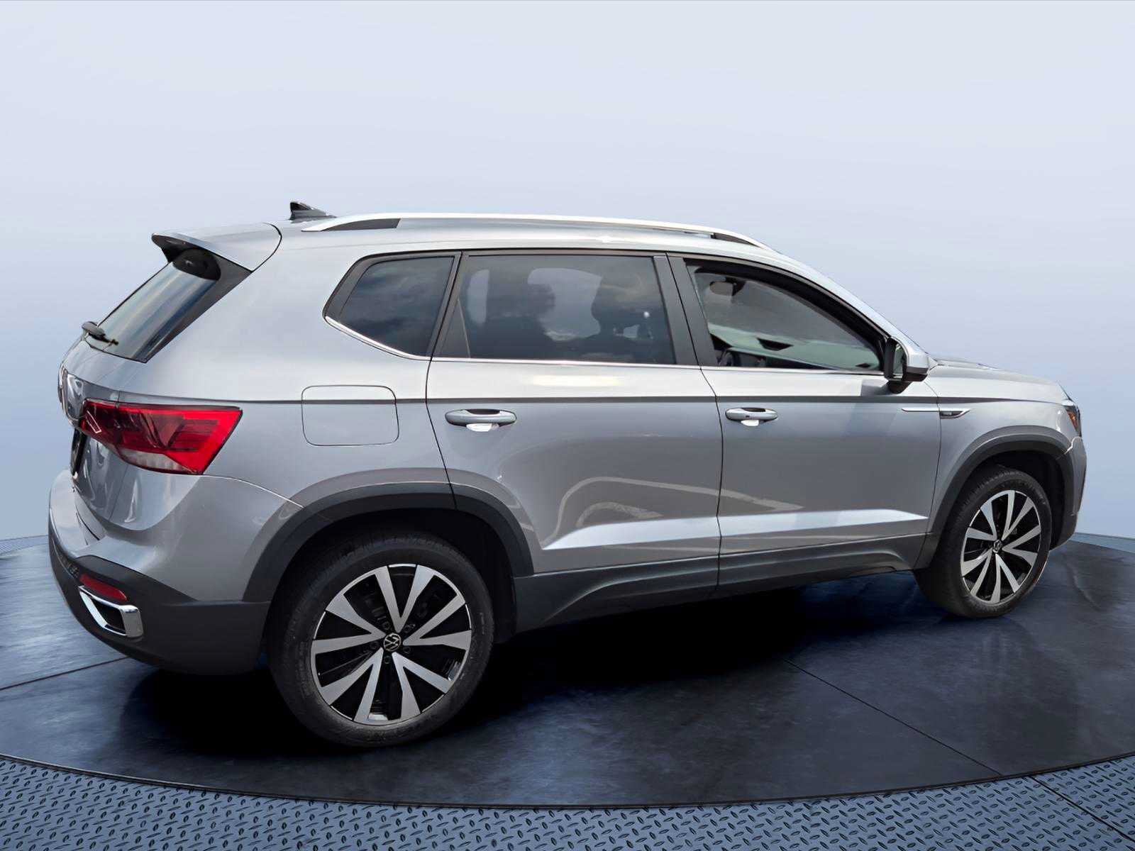 Used 2023 Volkswagen Taos SE FWD image 3