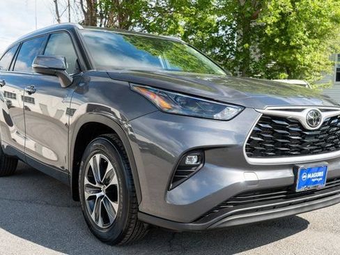 Used 2022 Toyota Highlander XLE AWD/4WD image 4