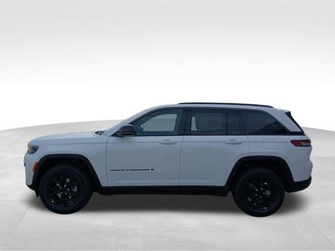 New 2026 Jeep Grand Cherokee Laredo image 2
