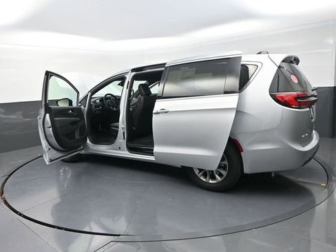 New 2026 Chrysler Pacifica Select AWD/4WD image 31
