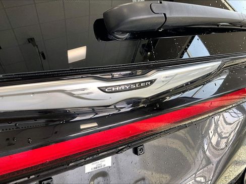 Used 2023 Chrysler Pacifica Touring-L image 9