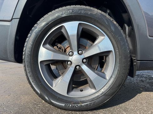Used 2019 Jeep Cherokee Limited AWD/4WD image 13