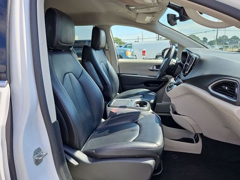 Used 2024 Chrysler Pacifica Touring-L FWD image 32