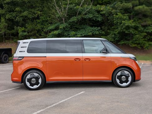 Used 2025 Volkswagen ID. Buzz Pro S Plus RWD image 10