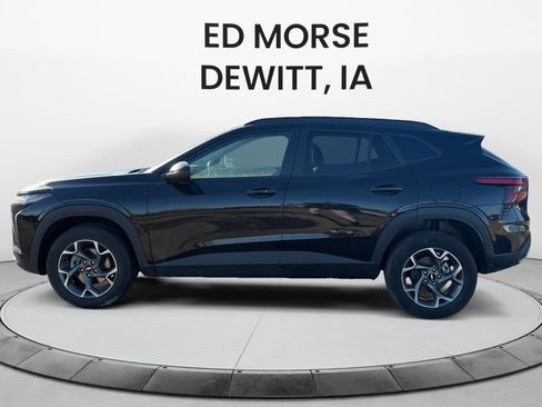 Used 2025 Chevrolet Trax LT w/ LT Convenience Package image 2