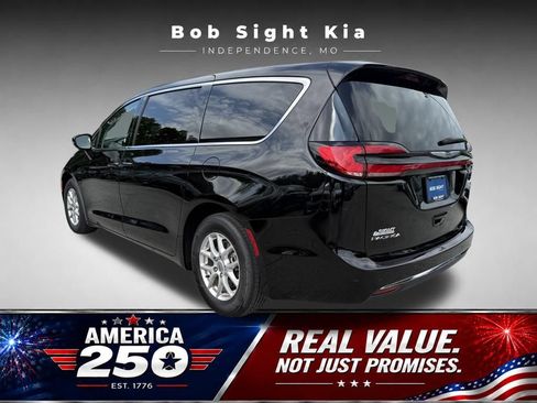 Used 2024 Chrysler Pacifica Touring-L FWD image 9