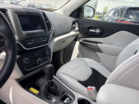 Used 2021 Jeep Cherokee Latitude Plus FWD image 26