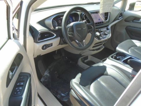 Used 2023 Chrysler Pacifica Touring-L FWD image 17
