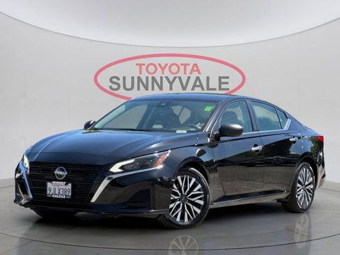 Used 2024 Nissan Altima 2.5 SV FWD image 2
