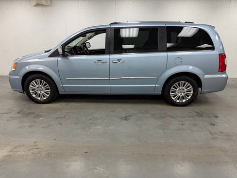 Used 2016 Chrysler Town & Country Limited image 2