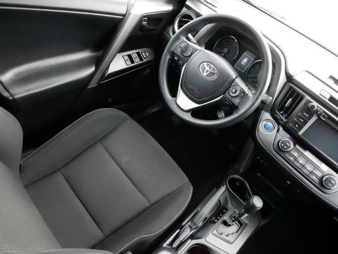 Used 2018 Toyota RAV4 LE image 10