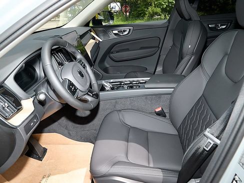 New 2026 Volvo XC60 T8 Plus w/ Climate Package PRO AWD/4WD image 17