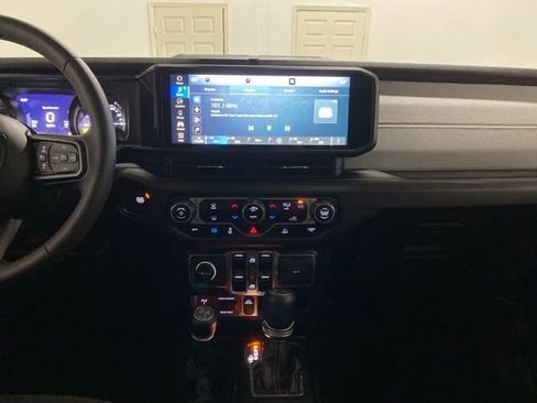 Used 2024 Jeep Wrangler Unlimited image 12