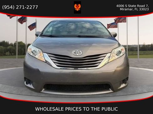 Used 2016 Toyota Sienna LE image 2