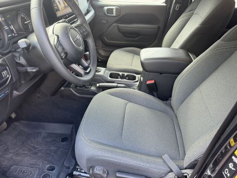 Used 2025 Jeep Wrangler Willys AWD/4WD image 9