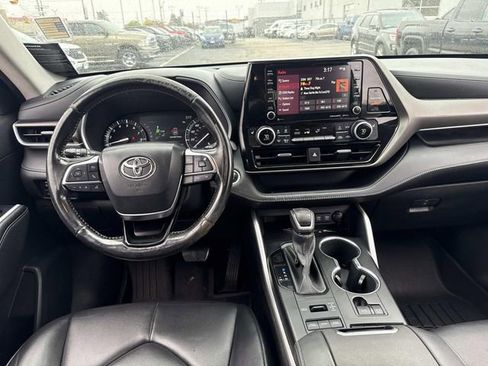Used 2021 Toyota Highlander XLE image 19