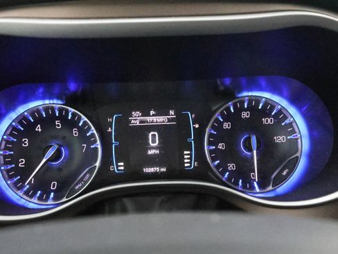 Used 2017 Chrysler Pacifica Touring-L w/ 13 Speaker Alpine Sound Group image 10