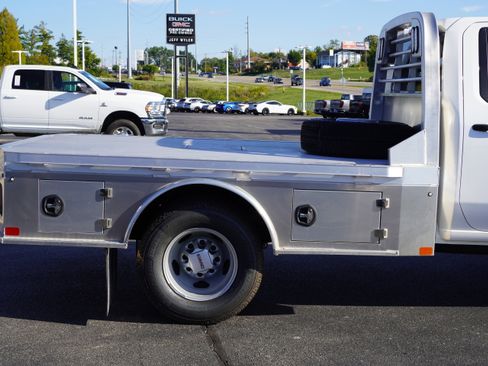 New 2025 GMC Sierra 3500 Pro w/ Convenience Package image 8