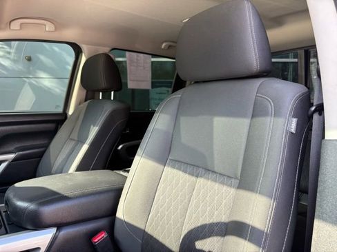 Used 2019 Nissan Titan SV w/ SV Convenience Package image 11