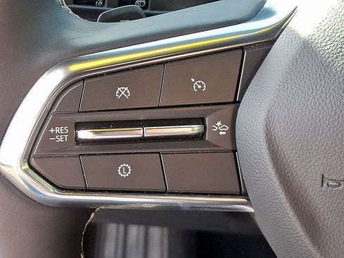 Used 2025 Chevrolet Traverse LT image 21