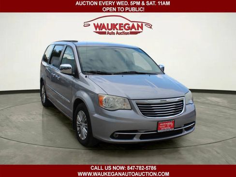 Used 2013 Chrysler Town & Country Touring-L w/ Driver Convenience Group FWD image 3
