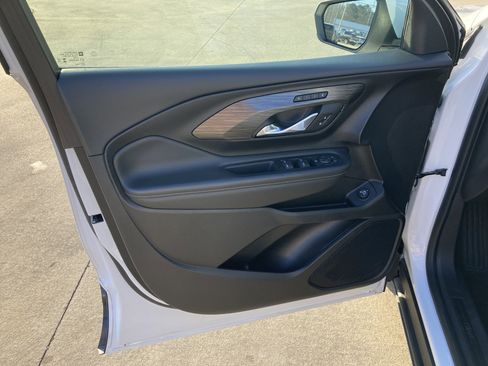 Used 2024 GMC Terrain SLT image 12