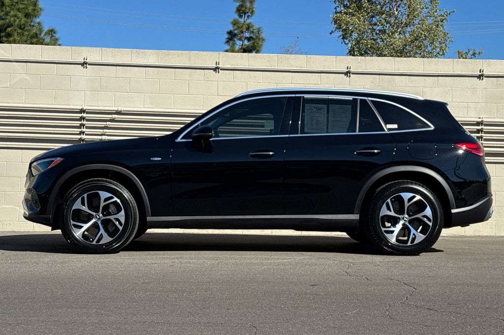 Used 2025 Mercedes-Benz GLC 350e 4MATIC image 9