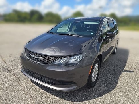 Used 2023 Chrysler Voyager LX FWD image 9