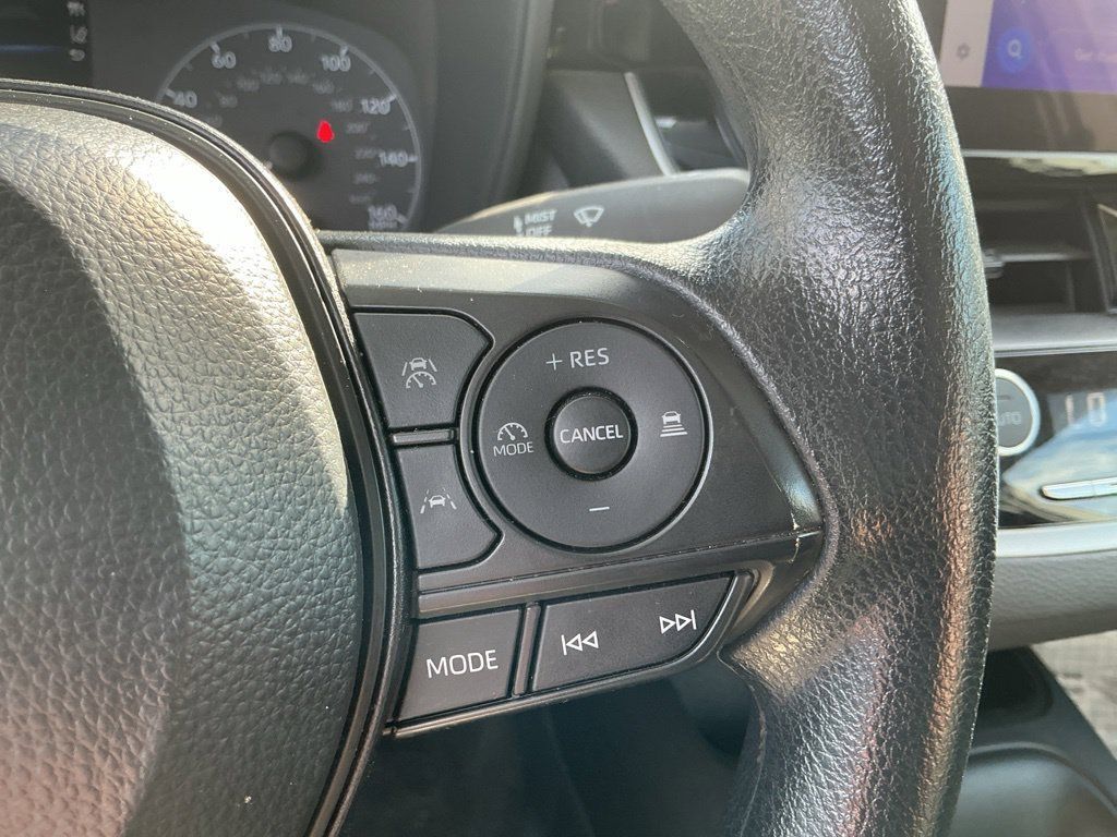 Used 2025 Toyota Corolla LE FWD image 22