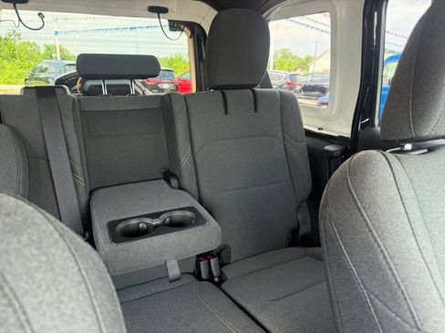 Used 2025 Jeep Wrangler Unlimited Sahara AWD/4WD image 59