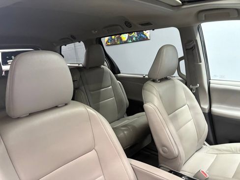 Used 2019 Toyota Sienna XLE w/ XLE Navigation Package FWD image 43