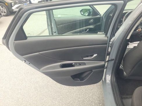 Used 2021 Hyundai Elantra SE FWD image 7