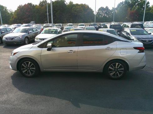 Used 2021 Nissan Versa SV image 3