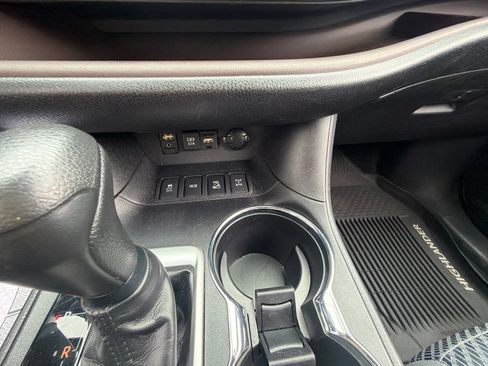 Used 2019 Toyota Highlander LE AWD/4WD image 24