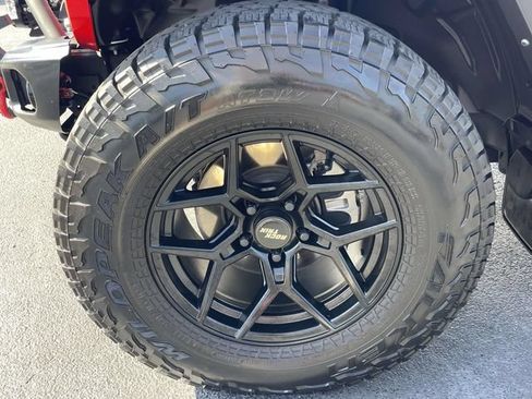 Used 2023 Jeep Gladiator Rubicon w/ LED Lighting Group AWD/4WD image 9